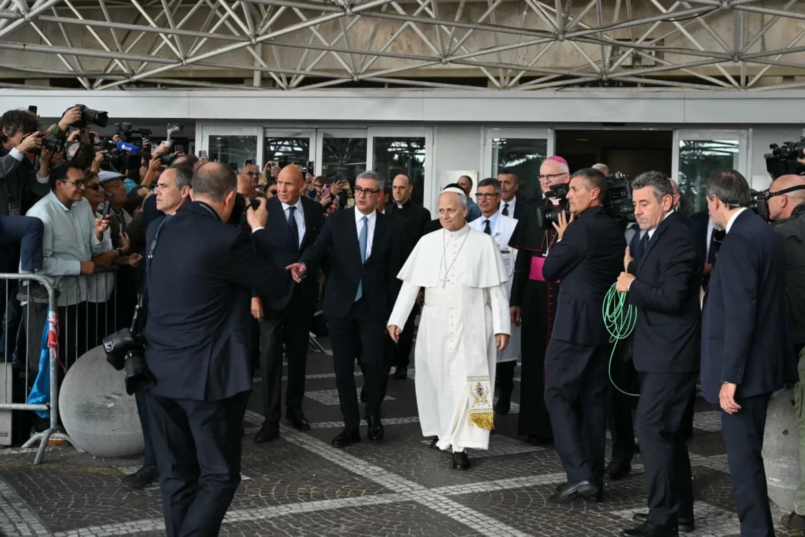 El papa León XIV fue dado de alta y regresa al Vaticano