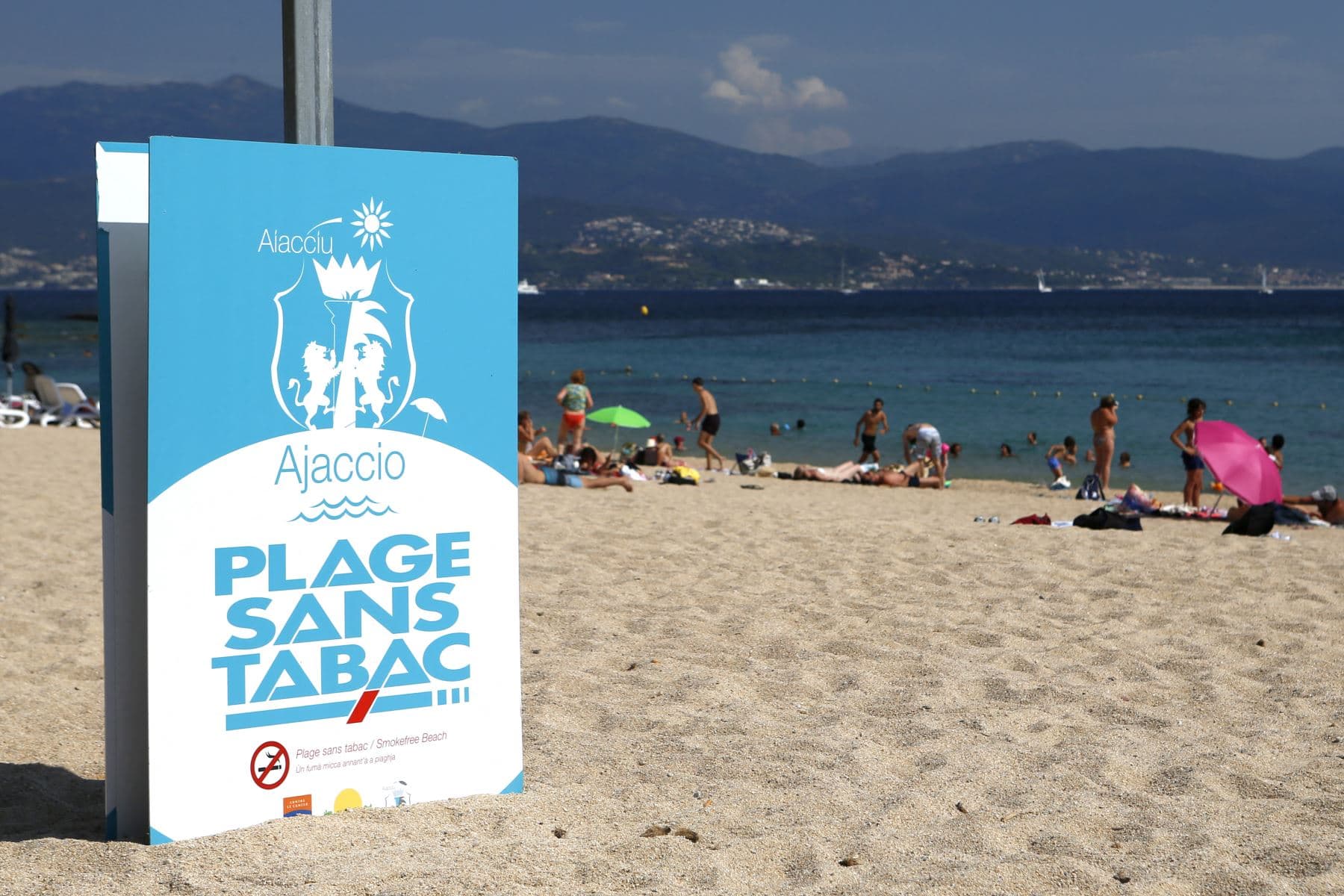 Francia prohíbe fumar en playas, parques y cerca de los colegios