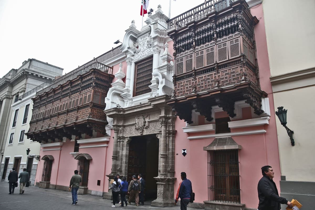 Cinco mil peruanos en riesgo por conflicto en Medio Oriente