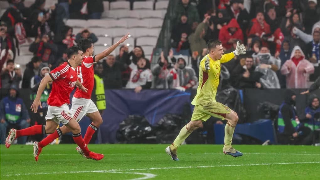 Benfica le ganó al Madrid y ambos jugarán playoffs de Champions