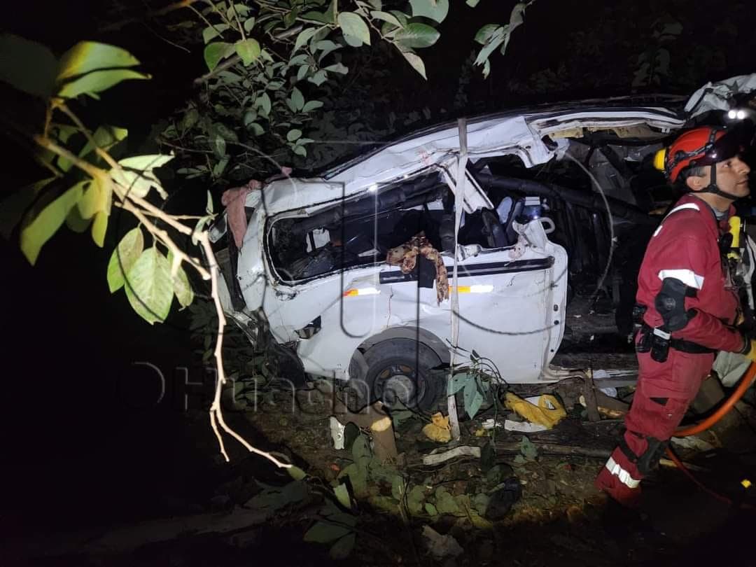 Ocho personas mueren tras caída de combi a abismo