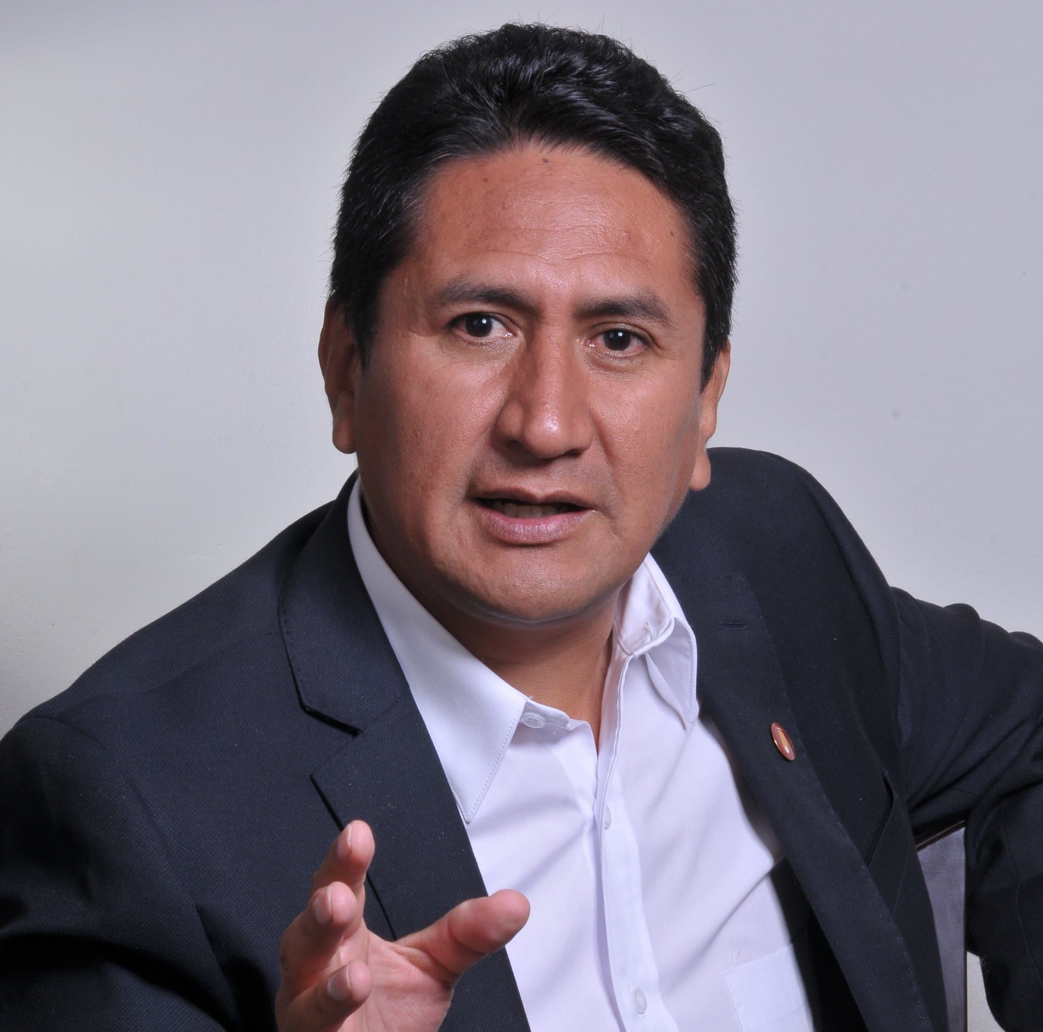 Cerrón denuncia “persecución” tras ratificación de prisión preventiva