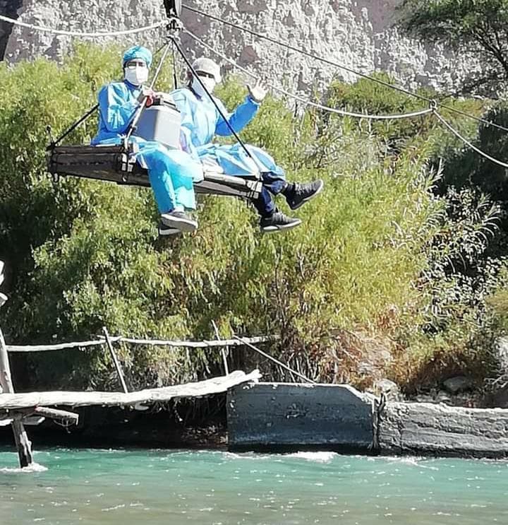 Enfermeros cruzan ríos y suben pendientes para vacunar a los sectores más alejados