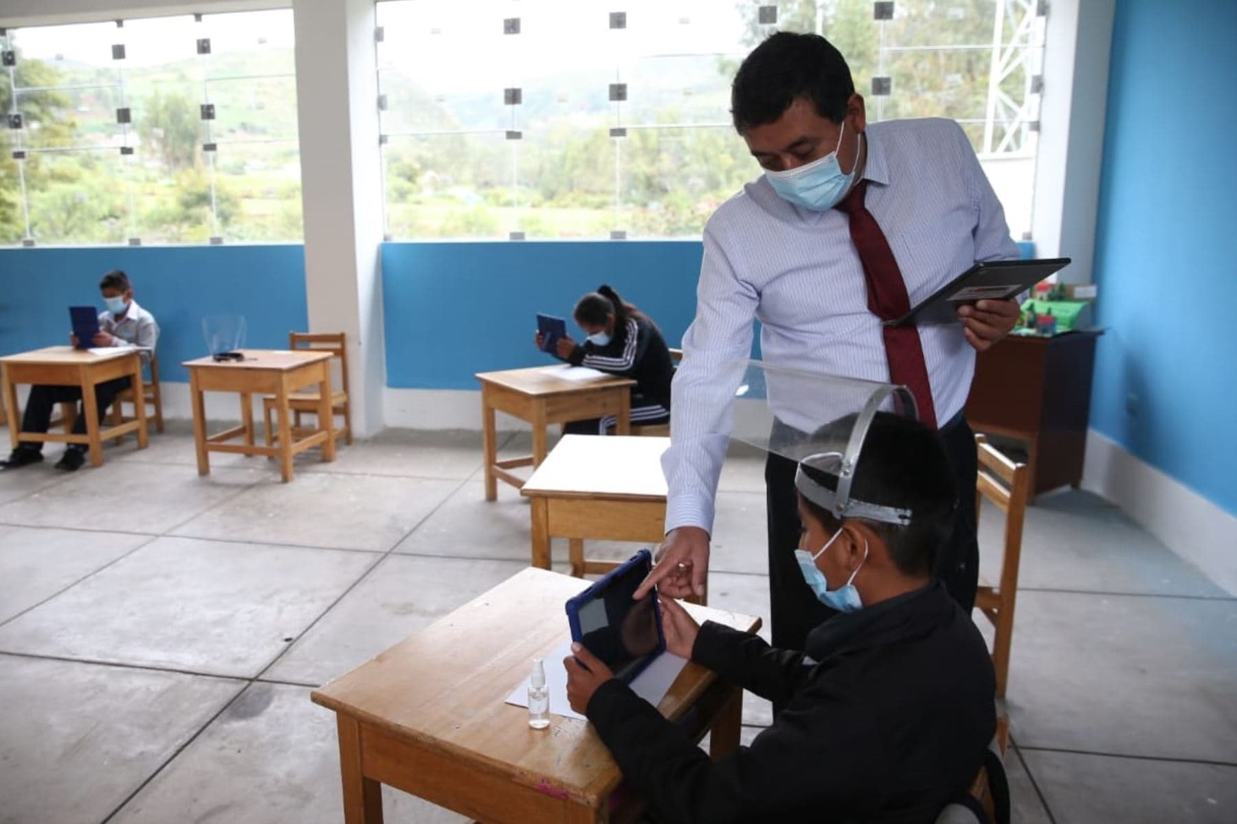 Minedu anuncia mil 700 nuevas plazas docentes para regiones