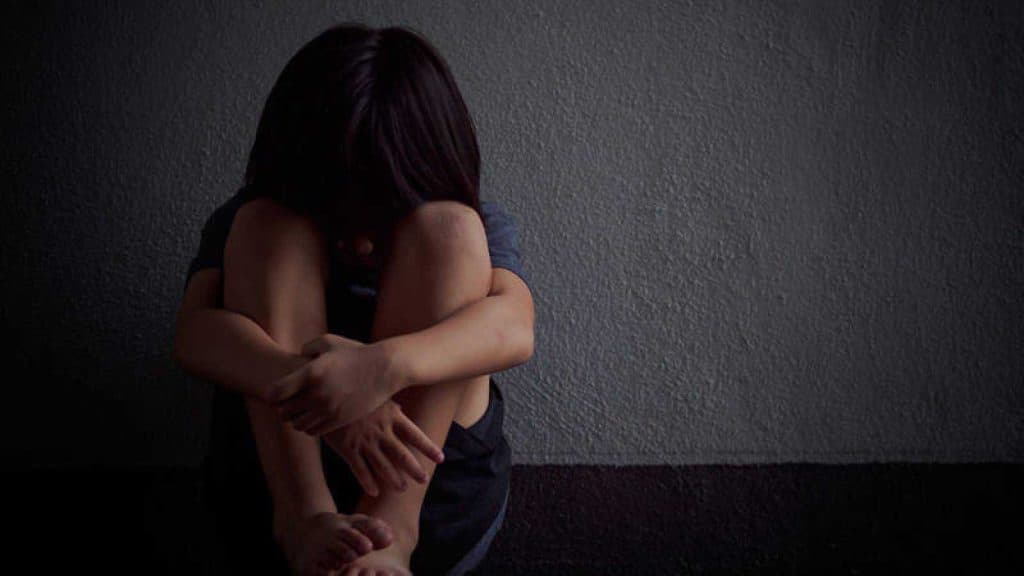 Dan cadena perpetua a vigilante por violar a niña