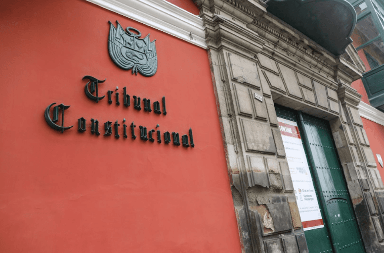 Aprueban dictamen que eleva a 9 número de integrantes del TC