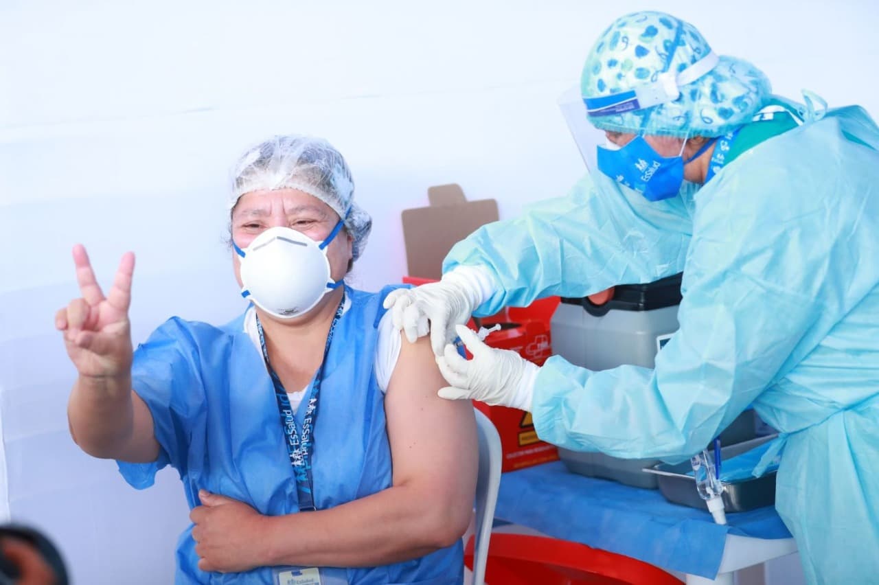 Médicos piden tercera dosis contra COVID-19 para personal de salud