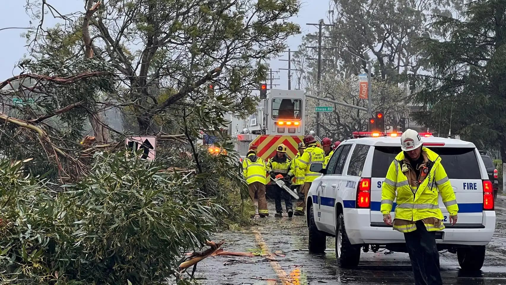 Reportan tres víctimas mortales en California por tormenta