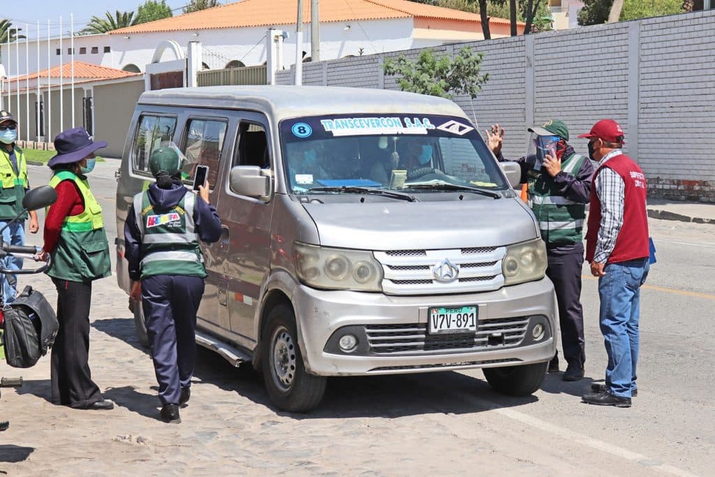 Analizan suspender el retiro de placas a vehículos informales