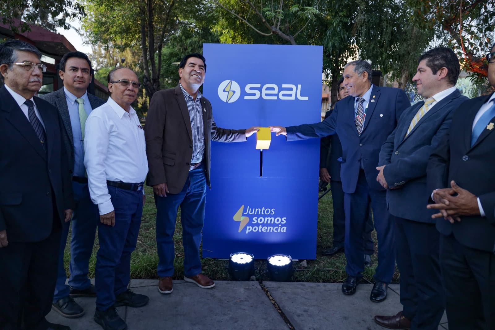 Seal inaugura alumbrado LED en avenidas Dolores y EE.UU.