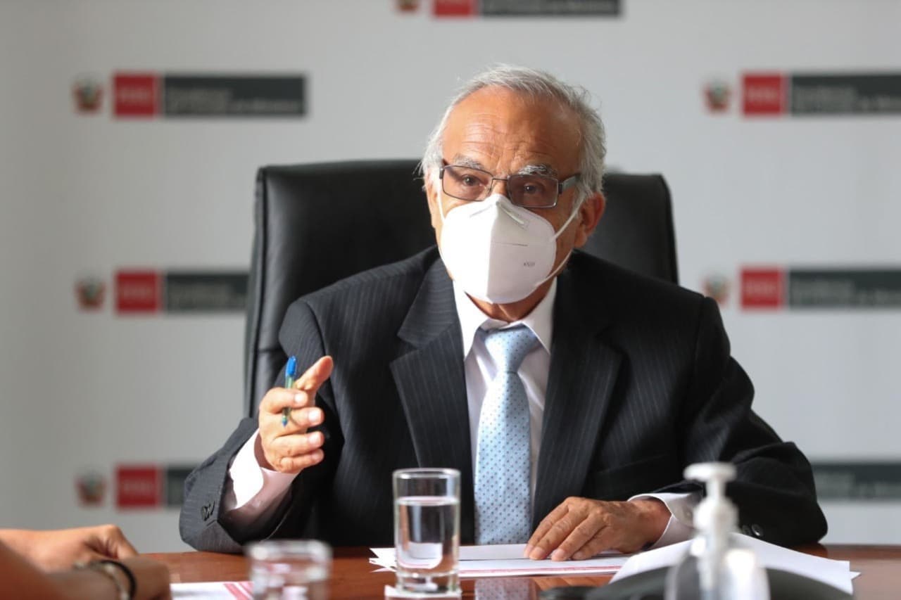 Aníbal Torres niega conocer a Karelim López