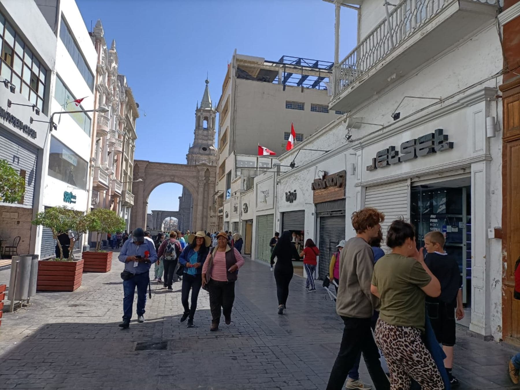 Restringen actividad comercial por protestas en Arequipa