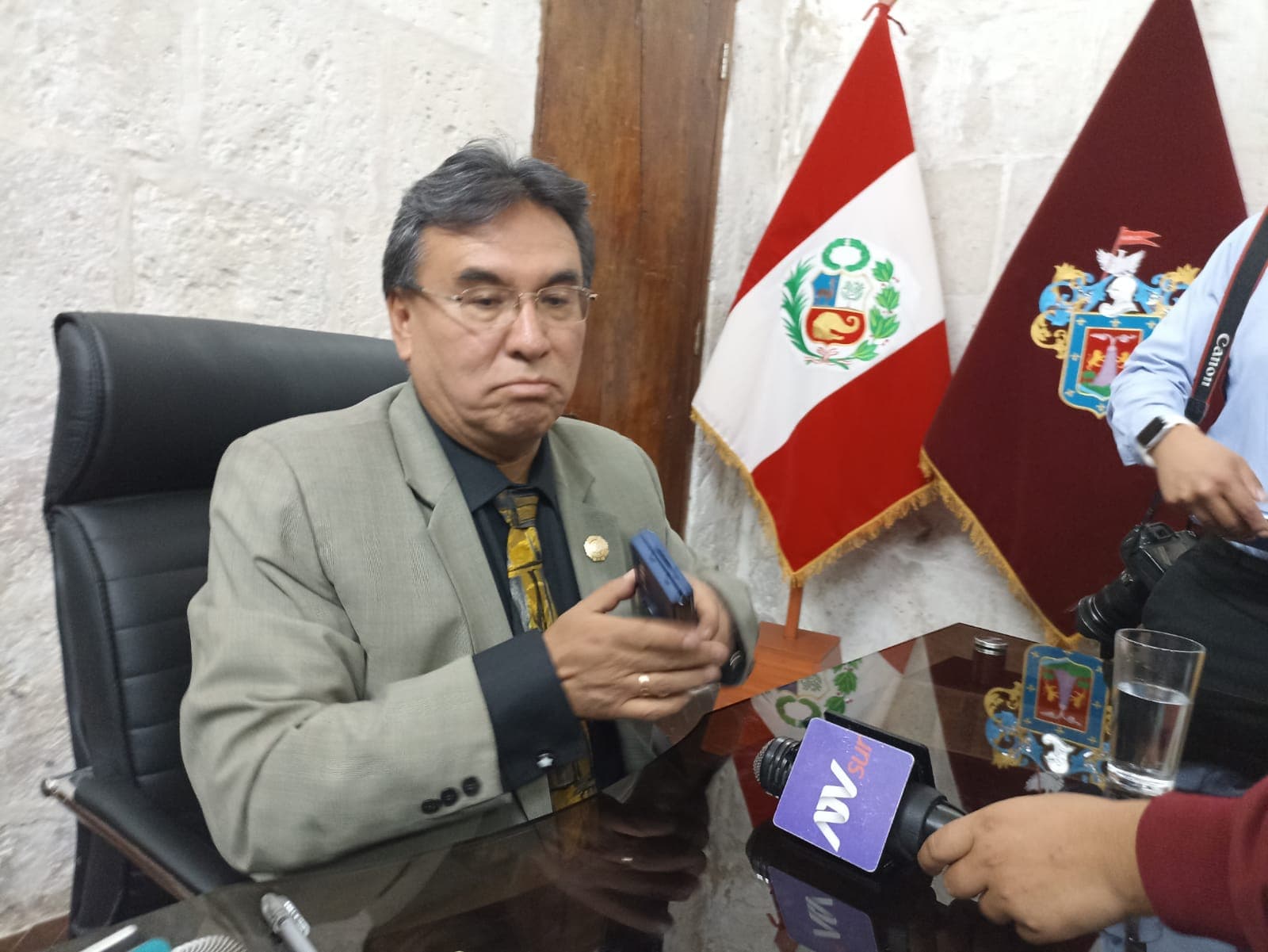 Linares acusa persecución tras retiro de organización política