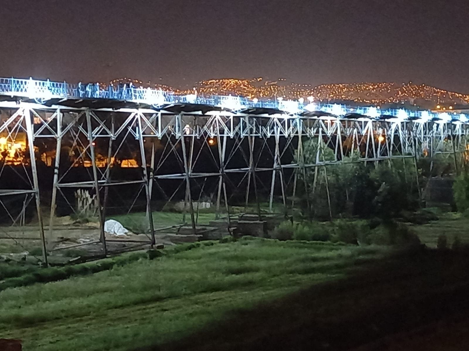 Colocan 46 luminarias led en el puente de Fierro