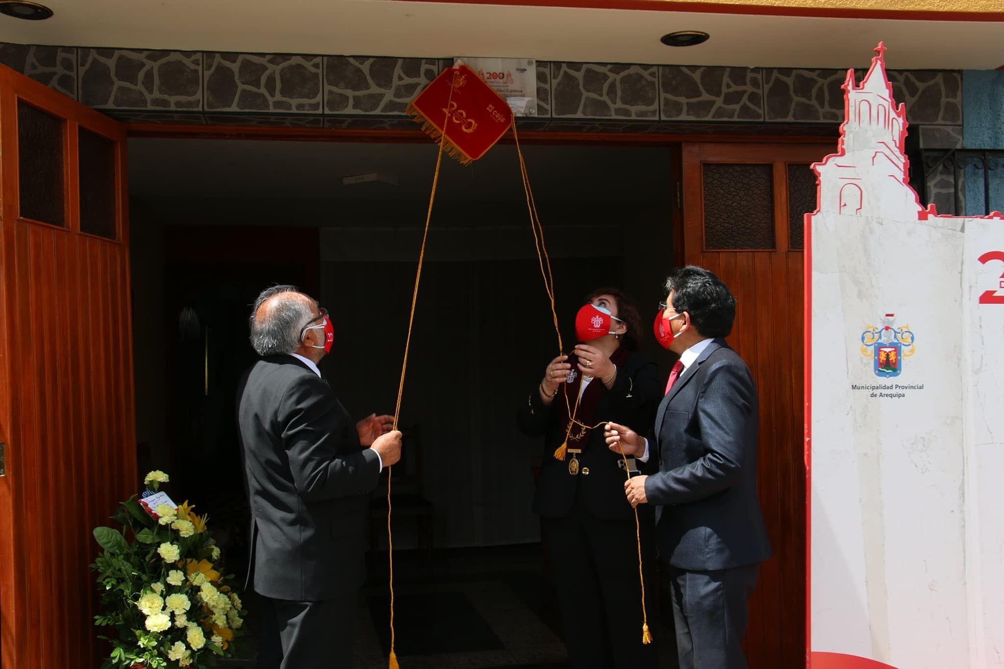 Develan placas a arequipeños en el bicentenario