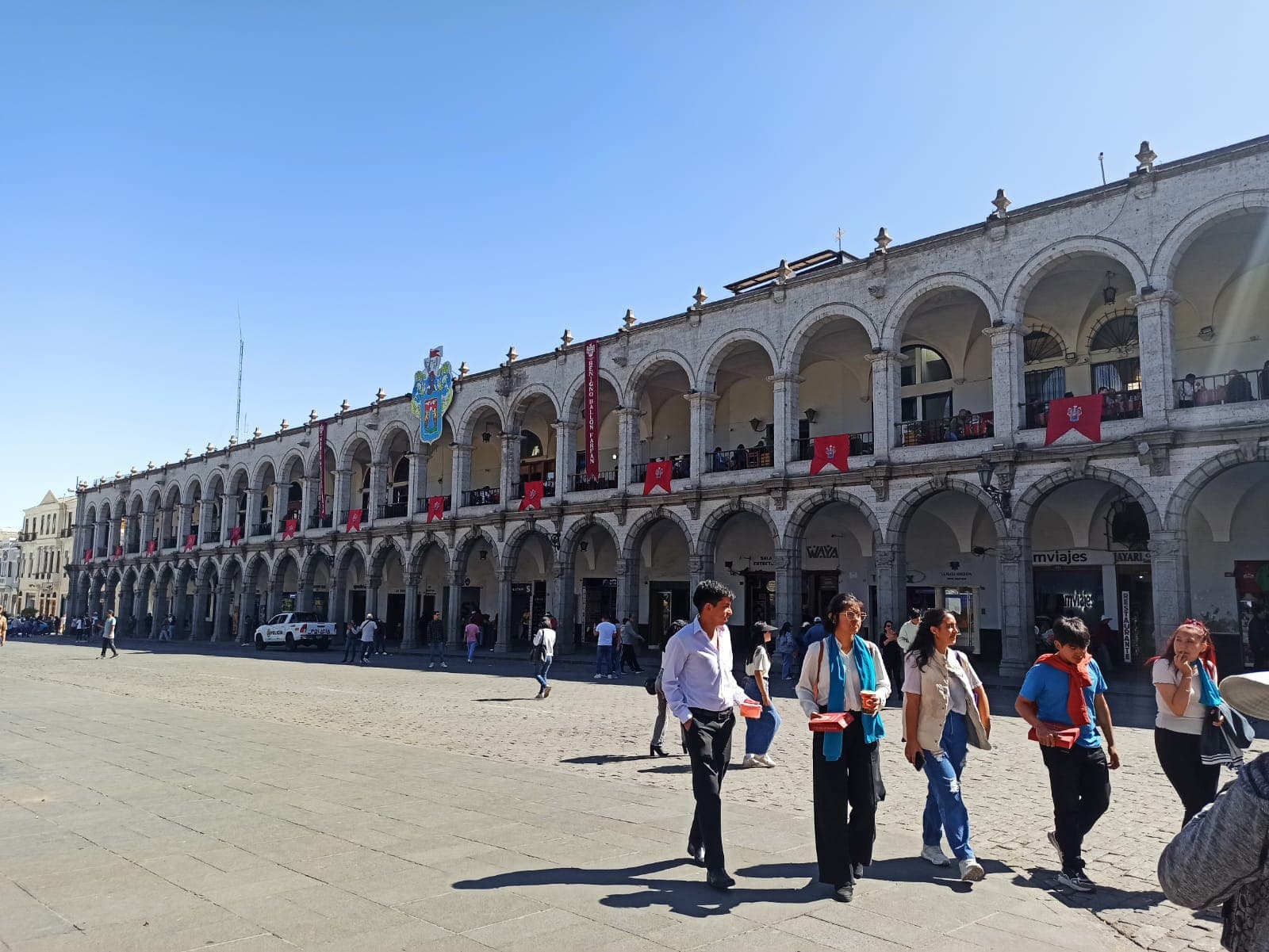 Calles viven nuevo aniversario de la noble Ciudad Blanca