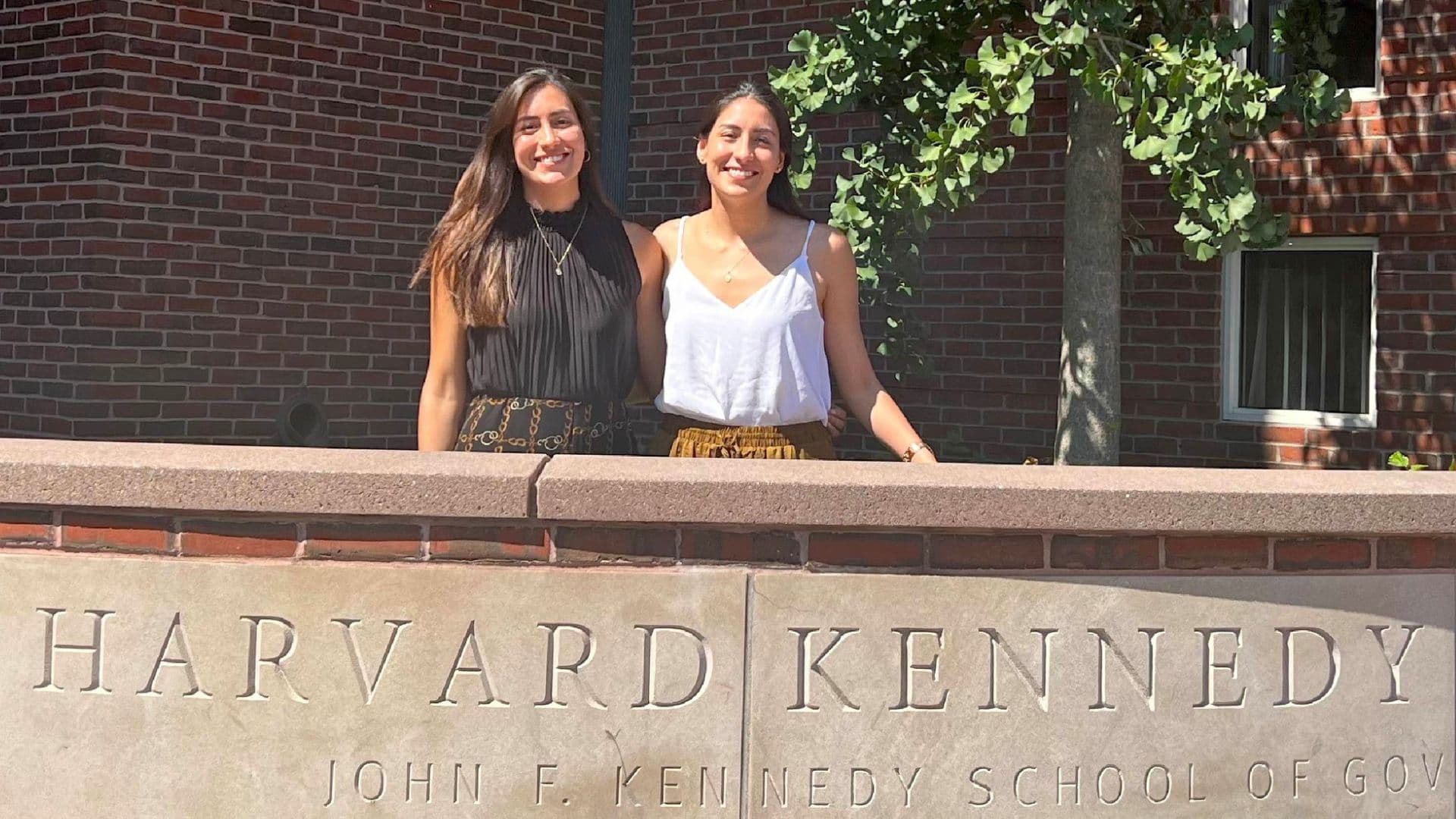 Mellizas peruanas ingresan simultáneamente a Harvard