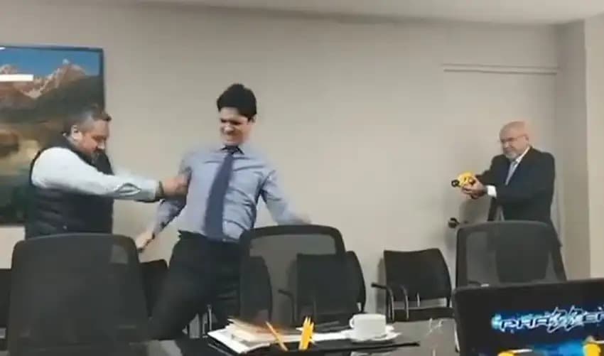 Alcalde de Surco utiliza pistola eléctrica contra su asesor