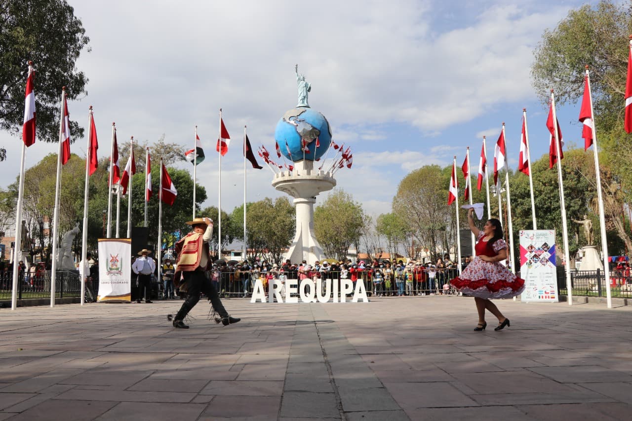 Toda la región celebró la Independencia del Perú