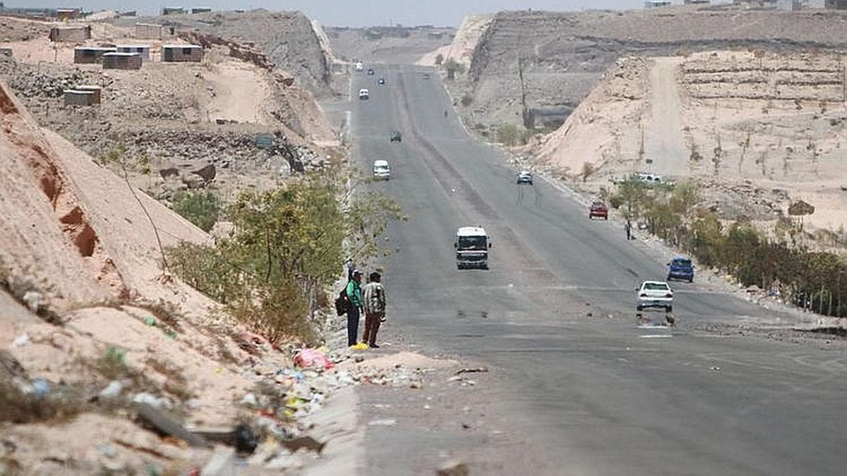Camión atropella a adulto mayor