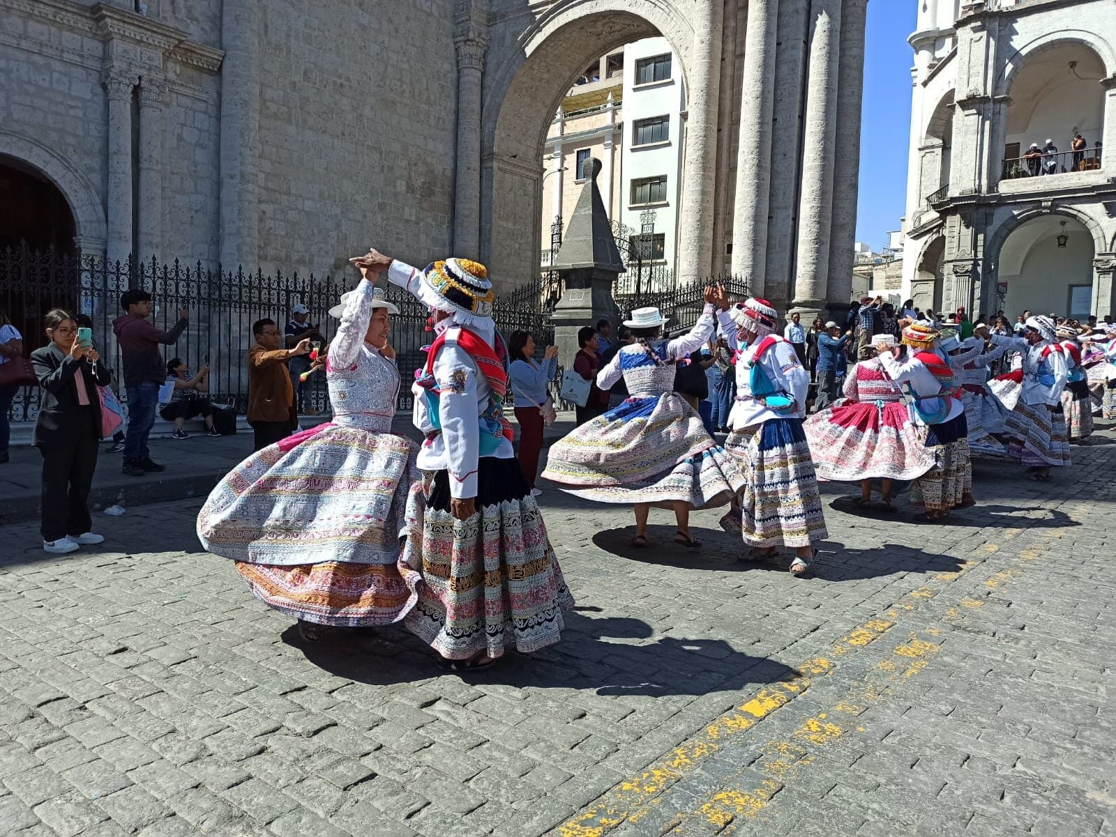 Con pasacalle presentan agenda por 199 aniversario de Caylloma