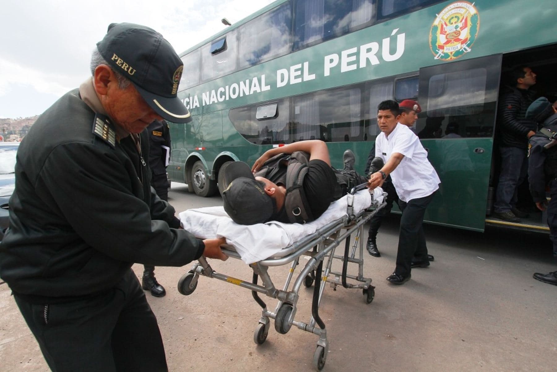 Policías heridos tendrán atención especializada en hospital de China