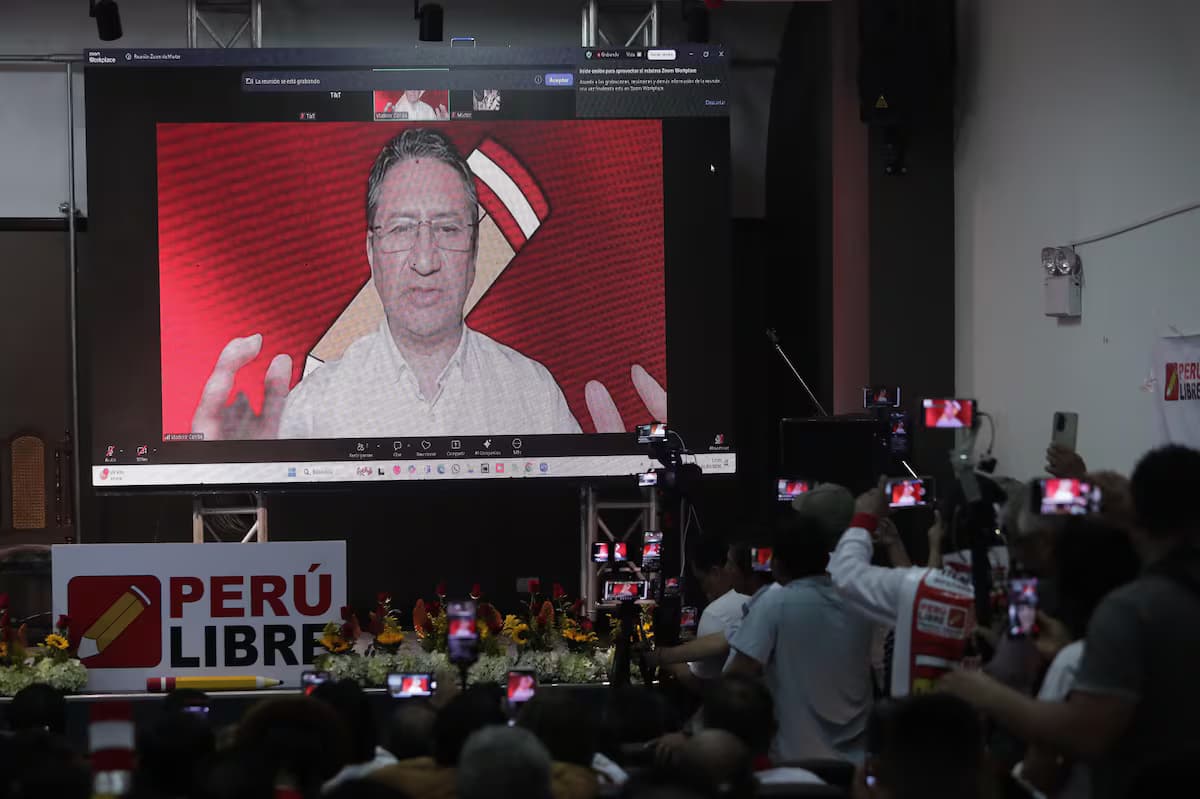 Vladimir Cerrón anuncia su candidatura pese a estar prófugo