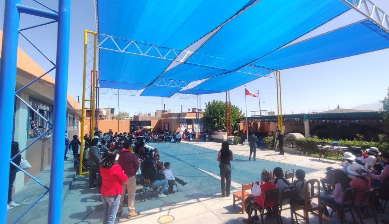Colocan malla raschel en colegio miraflorino
