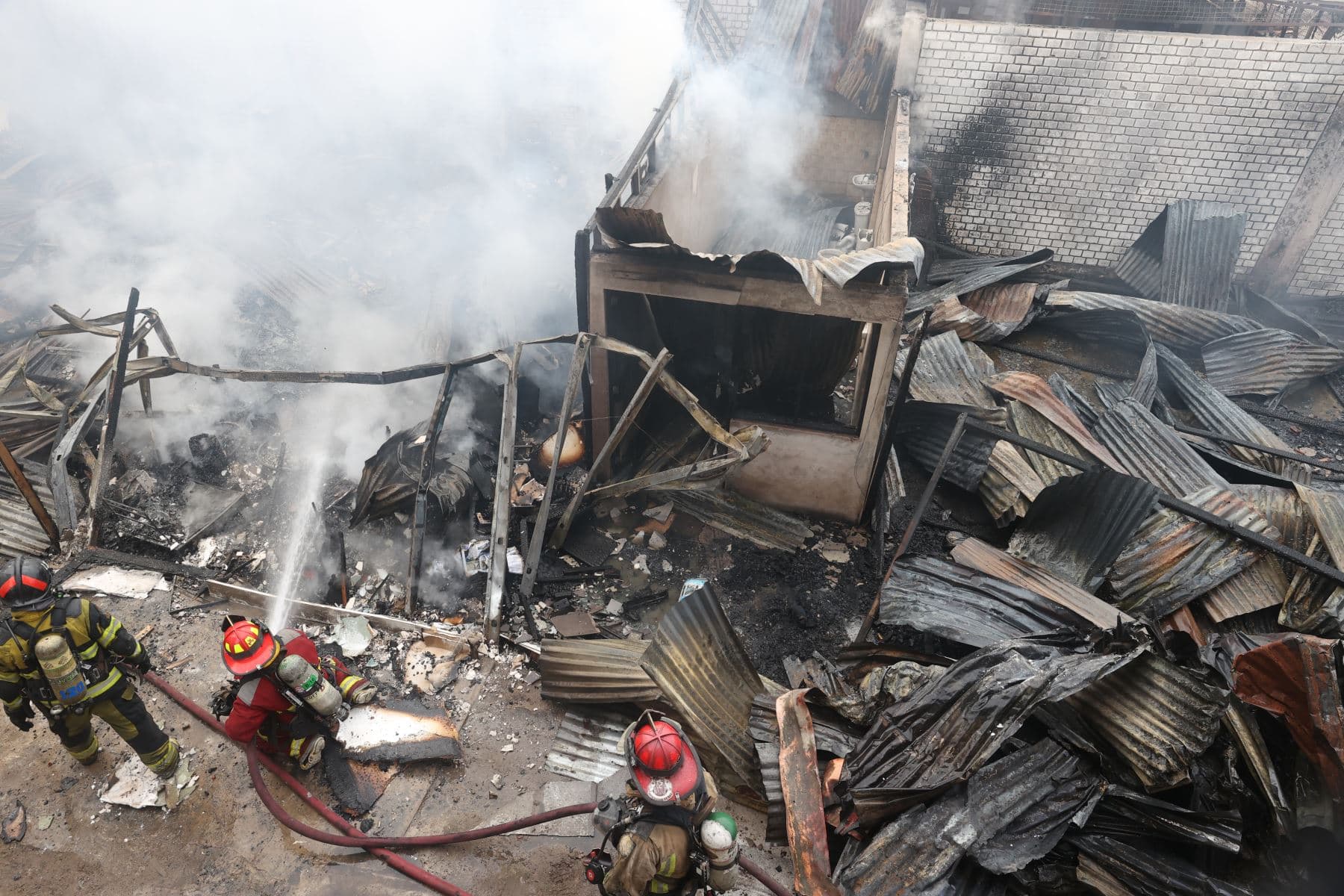 Bomberos intentan controlar gran incendio en  Plaza Villa Sur