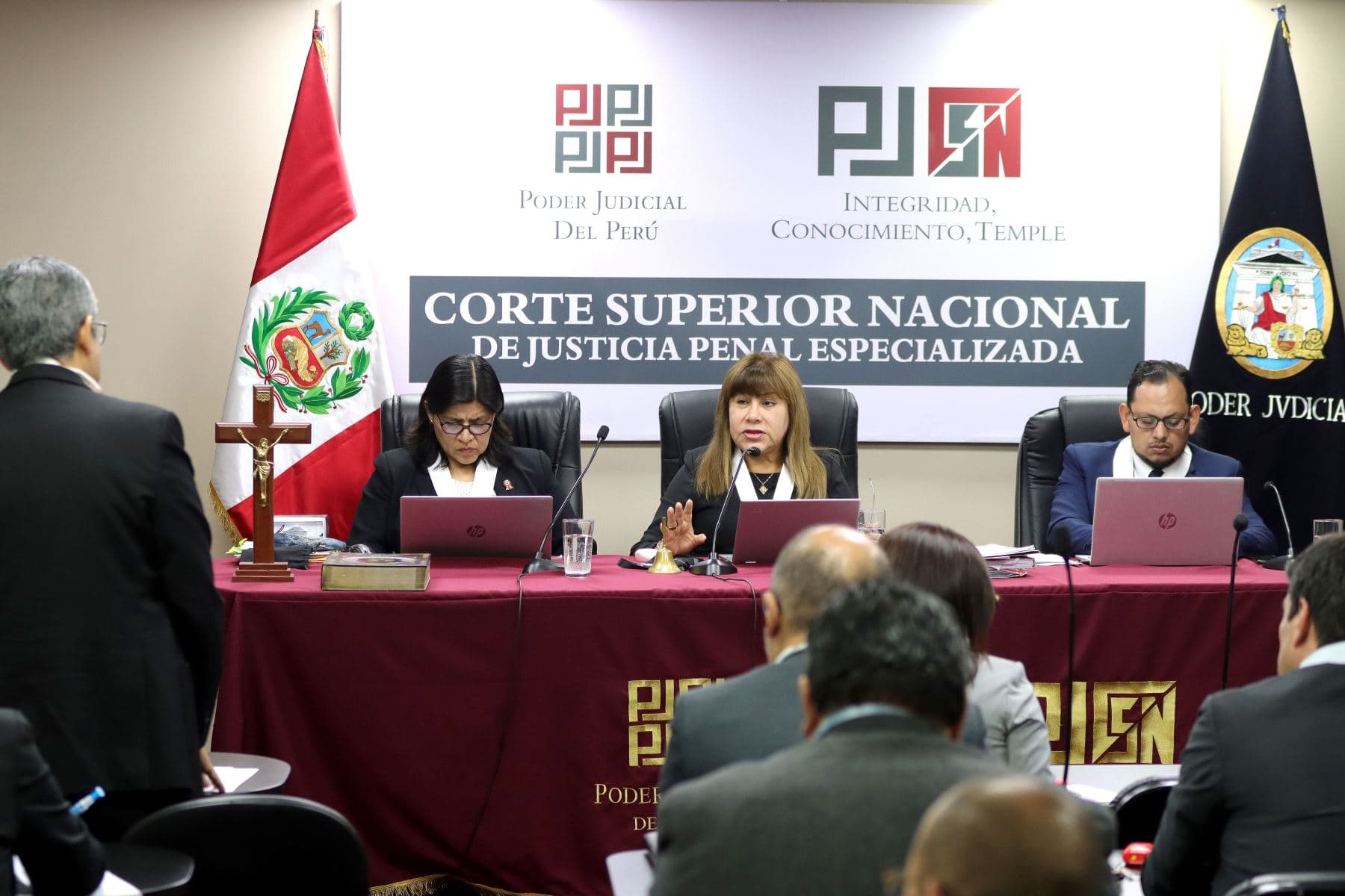 PJ resuelve no imponer sanción contra abogados Abanto y Loza