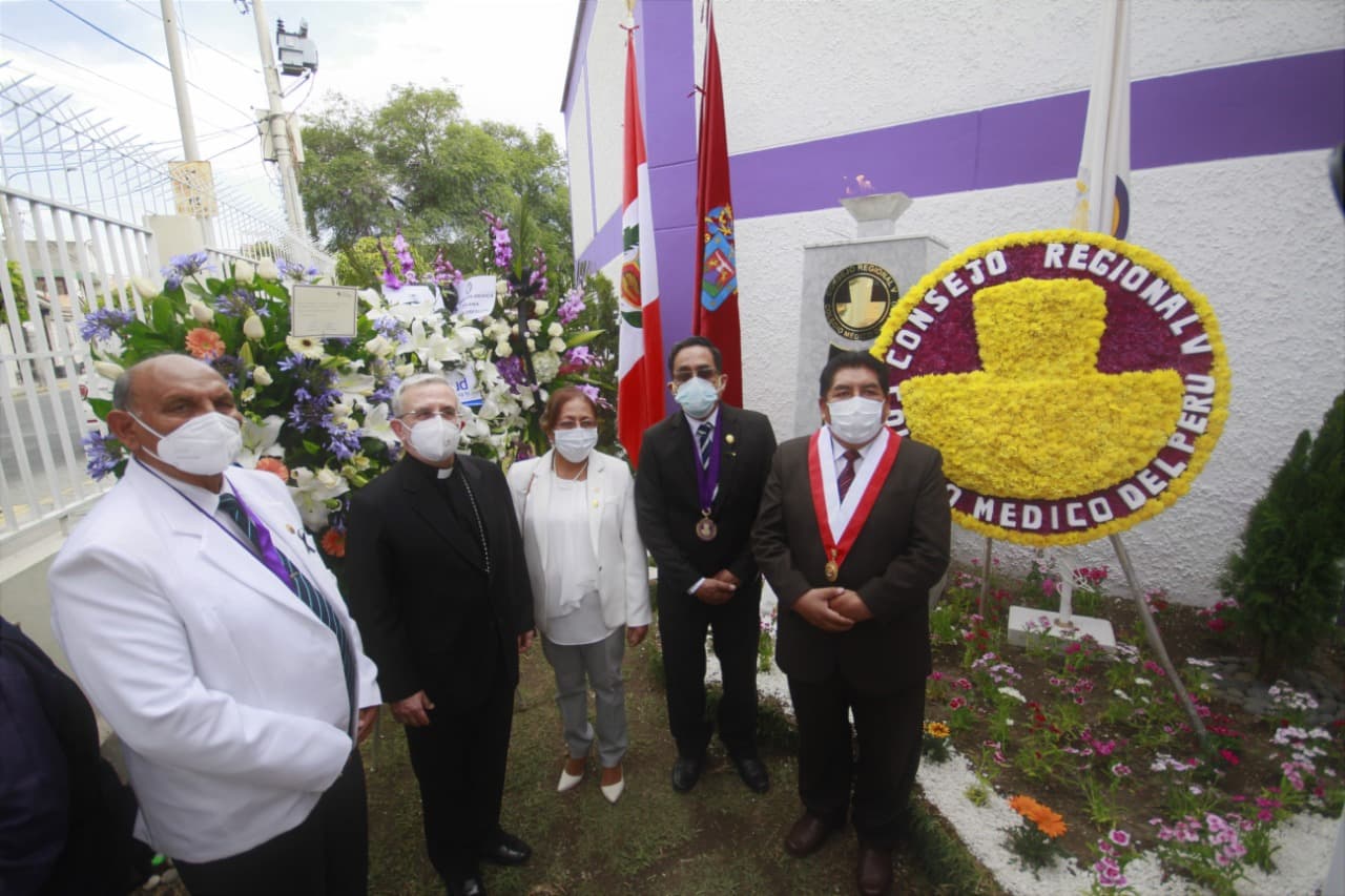 Colegio Médico homenajea a 29 médicos fallecidos