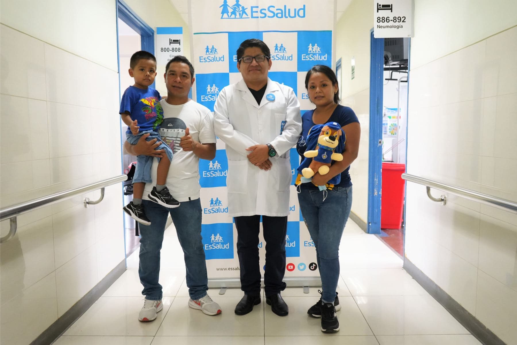 Doctores extraen tumor y salvan la vida de niño