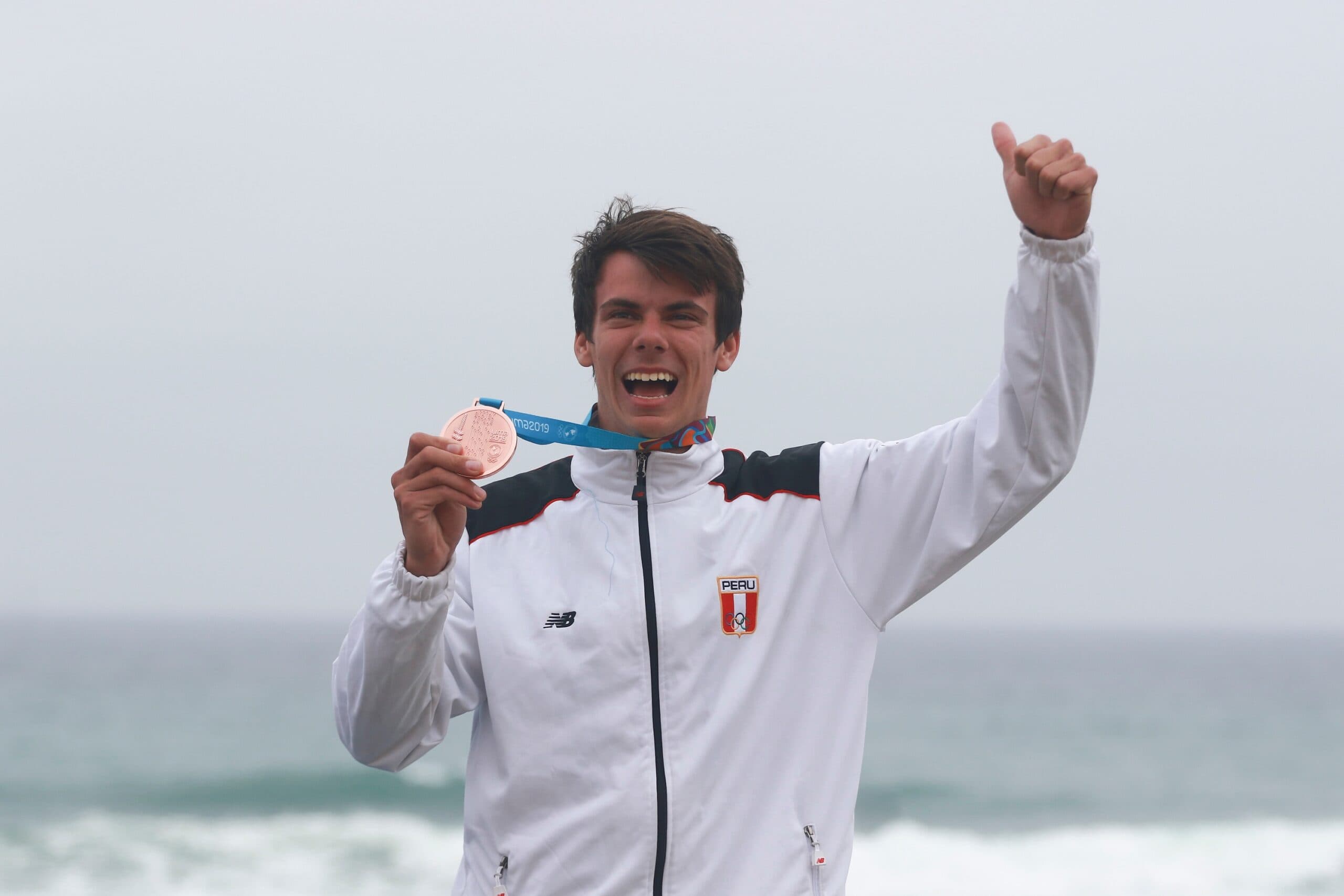 Surfista peruano gana dos medallas de oro