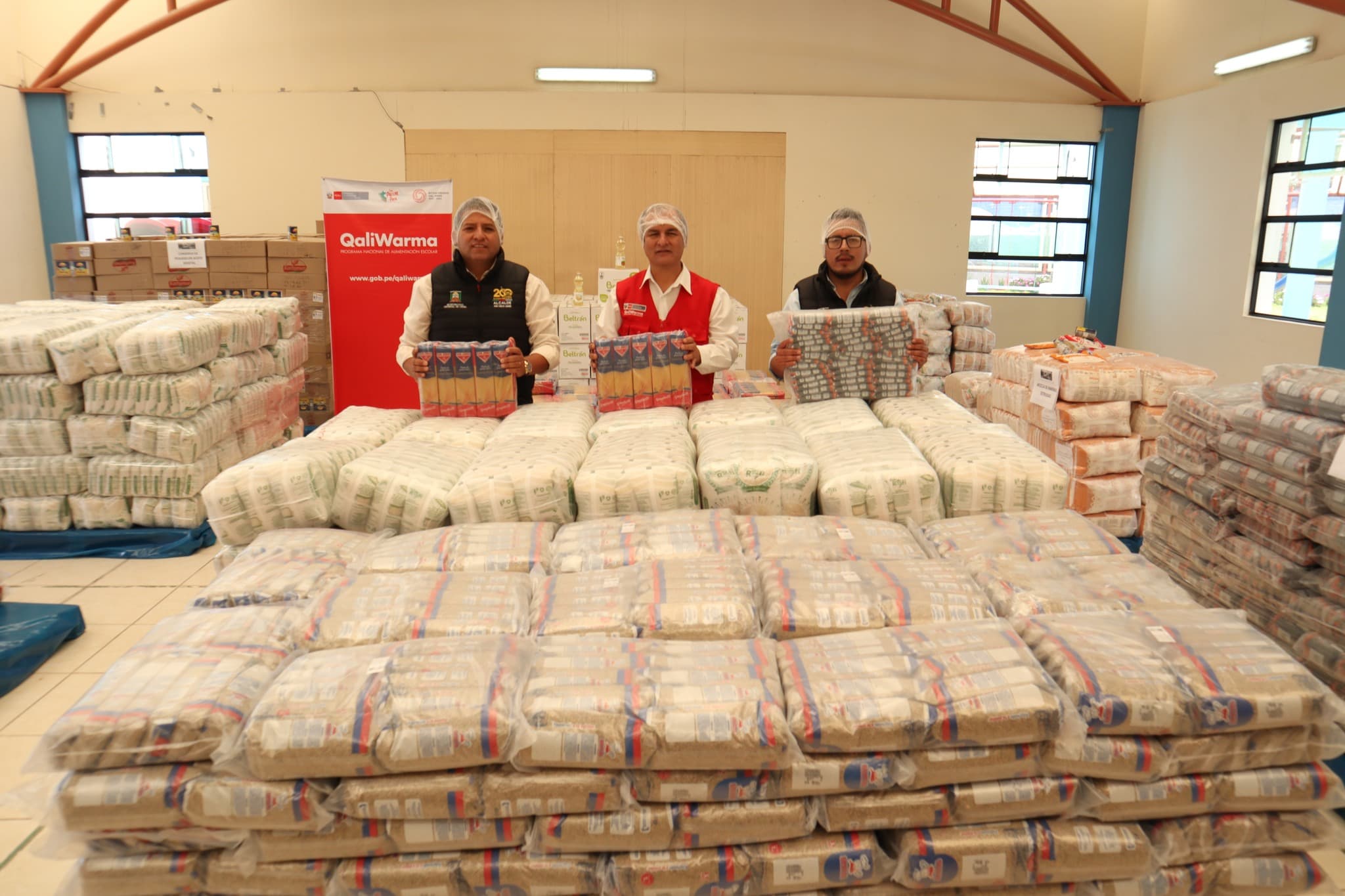 Dan alimentos para 21 ollas comunes de Cayma
