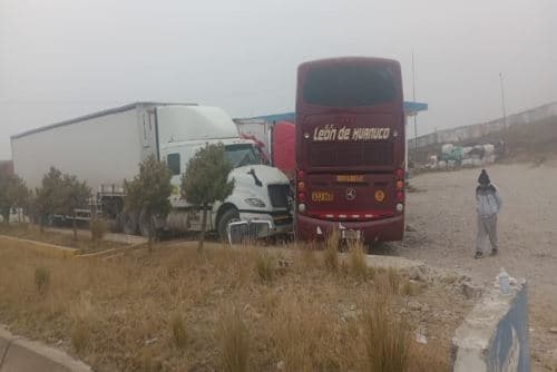 Choque de bus contra tres semitrailer deja un herido