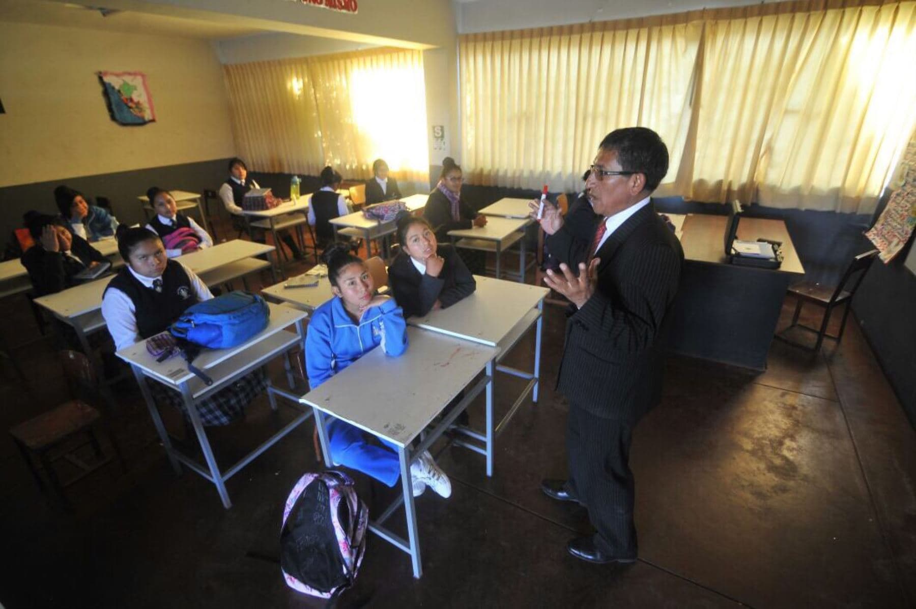 Más de 25 mil docentes celebran en medio de brechas educativas