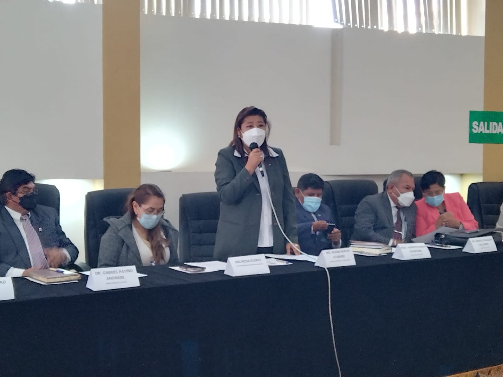 Alumnos asisten a colegios que fueron declarados inhabitables