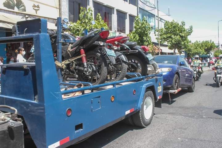 Llevan vehículos al depósito por ocupar vías peatonales