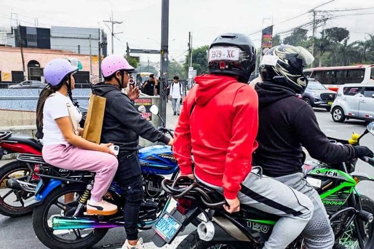 Desde este martes rige prohibición de dos personas en moto en emergencia