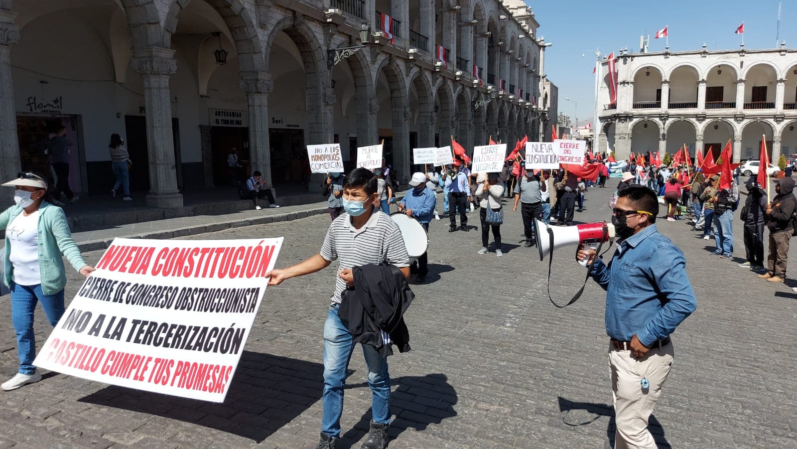 Trabajadores protestan y piden cierre del Congreso
