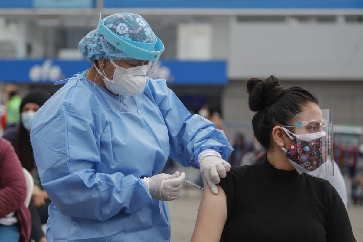 Mayores de 40 años pueden recibir cuarta dosis de la vacuna