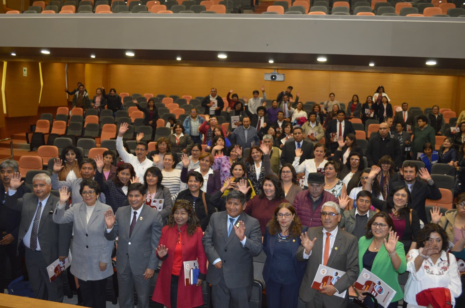 Expertos coinciden en necesidad de un currículo educativo propio