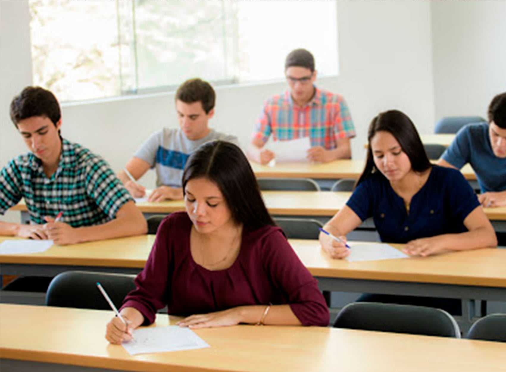 Jóvenes pueden inscribirse para becas desde su celular