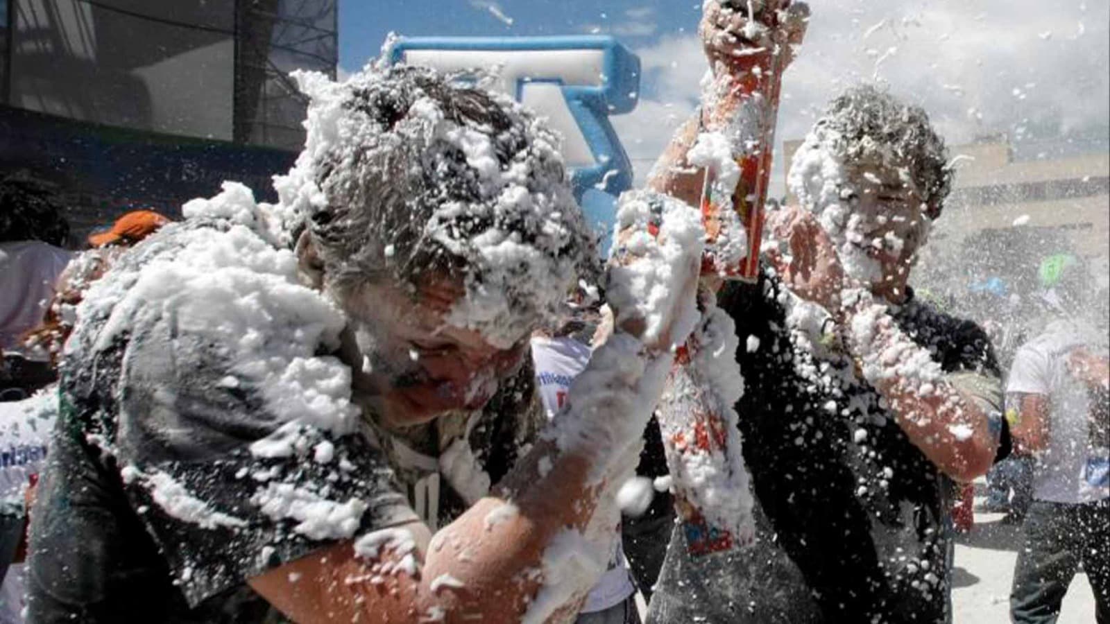 Espuma de carnavales dejó a 17 jóvenes con lesiones en los ojos
