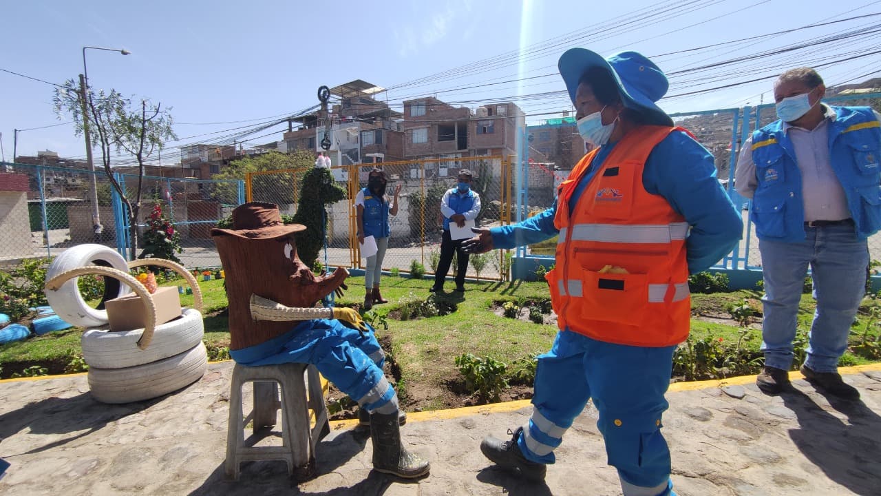 Trabajadores de Mariano Melgar embellecen parques y jardínes