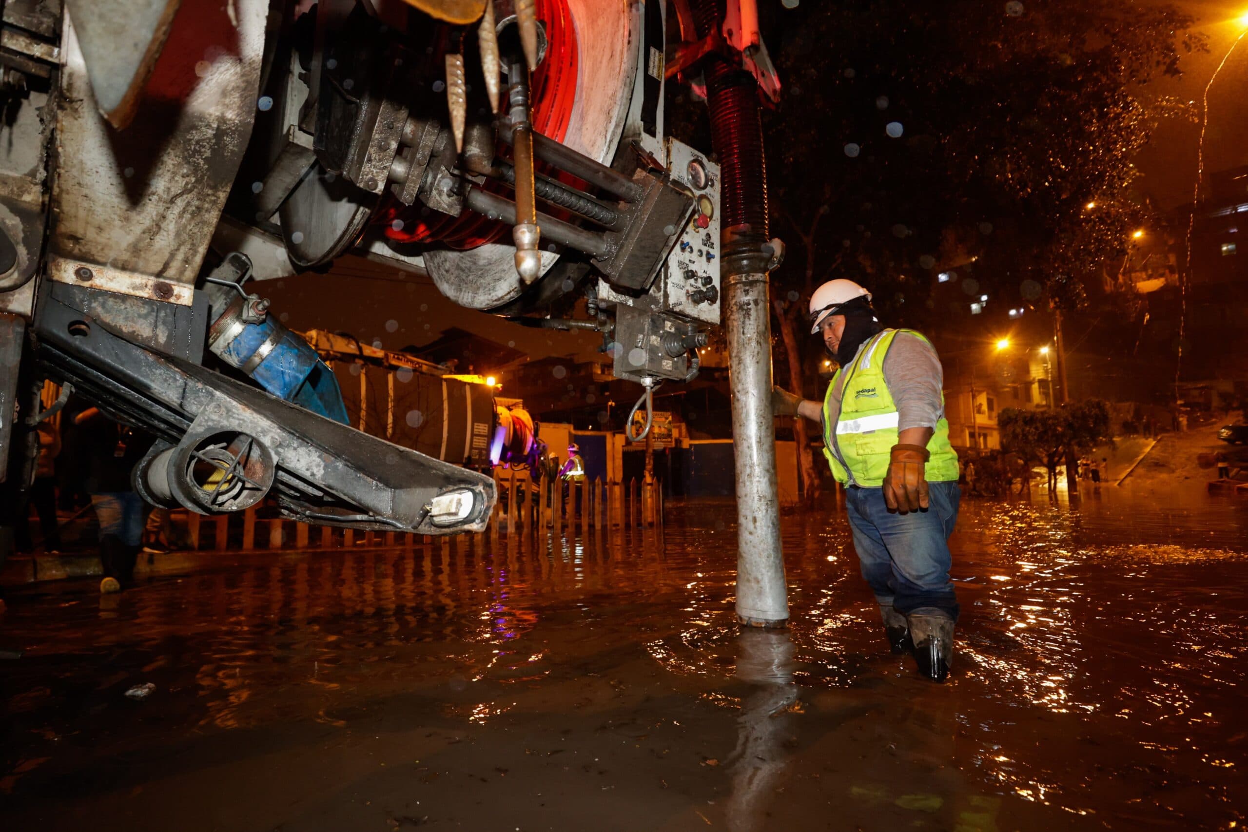 Villa El Salvador será declarado en emergencia por inundaciones