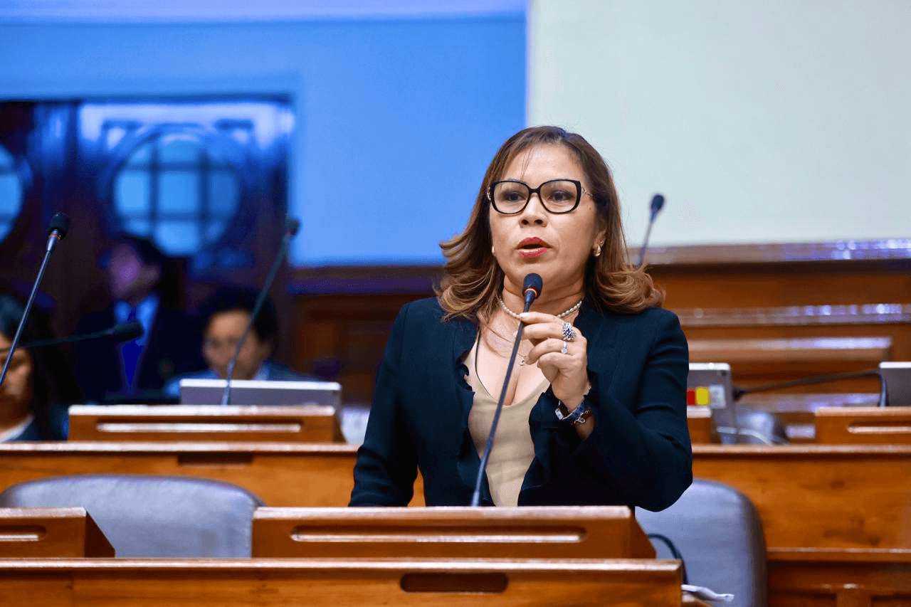 Vinculan a congresista Francis Paredes a red de corrupción