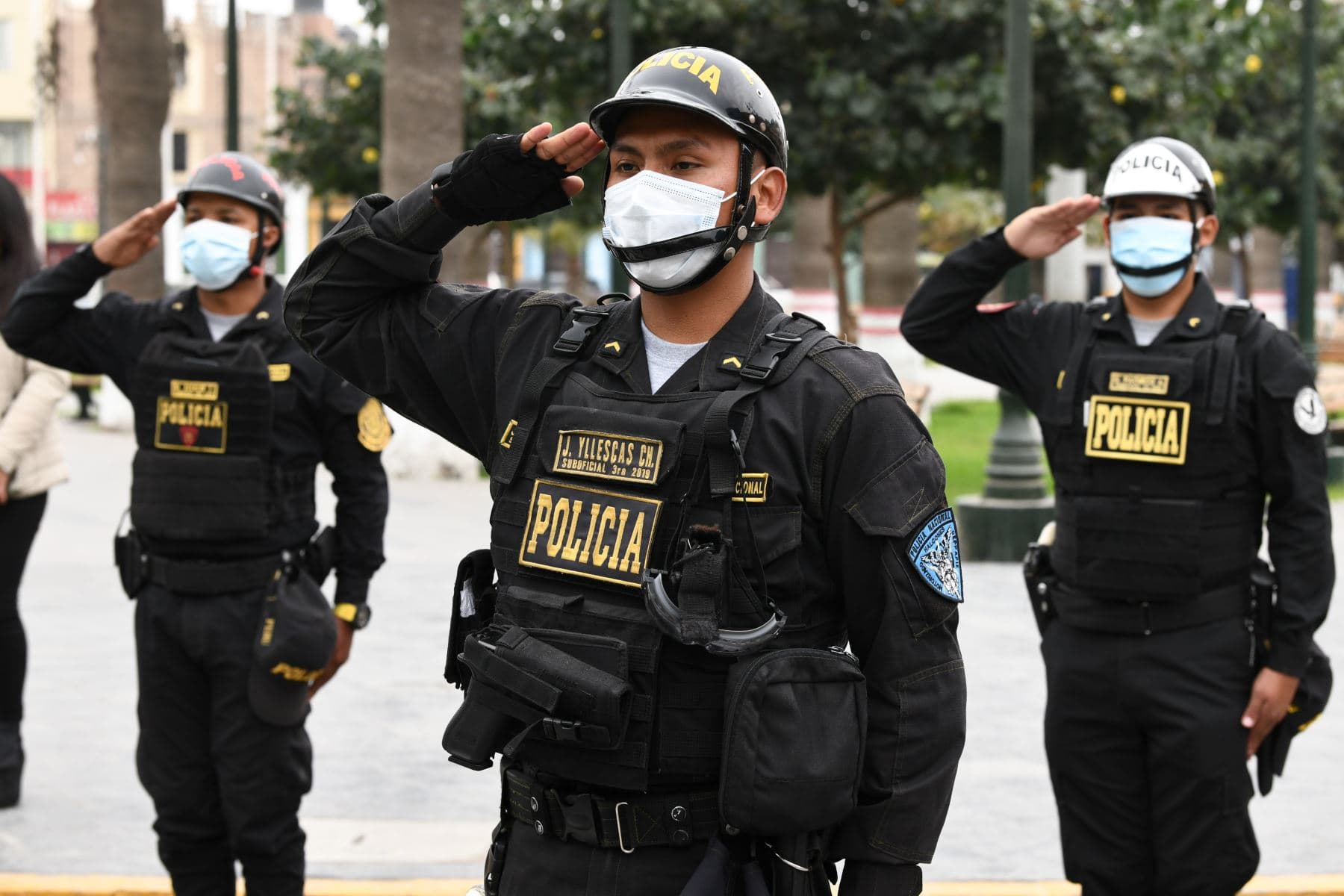 Policía muere esperando cama UCI
