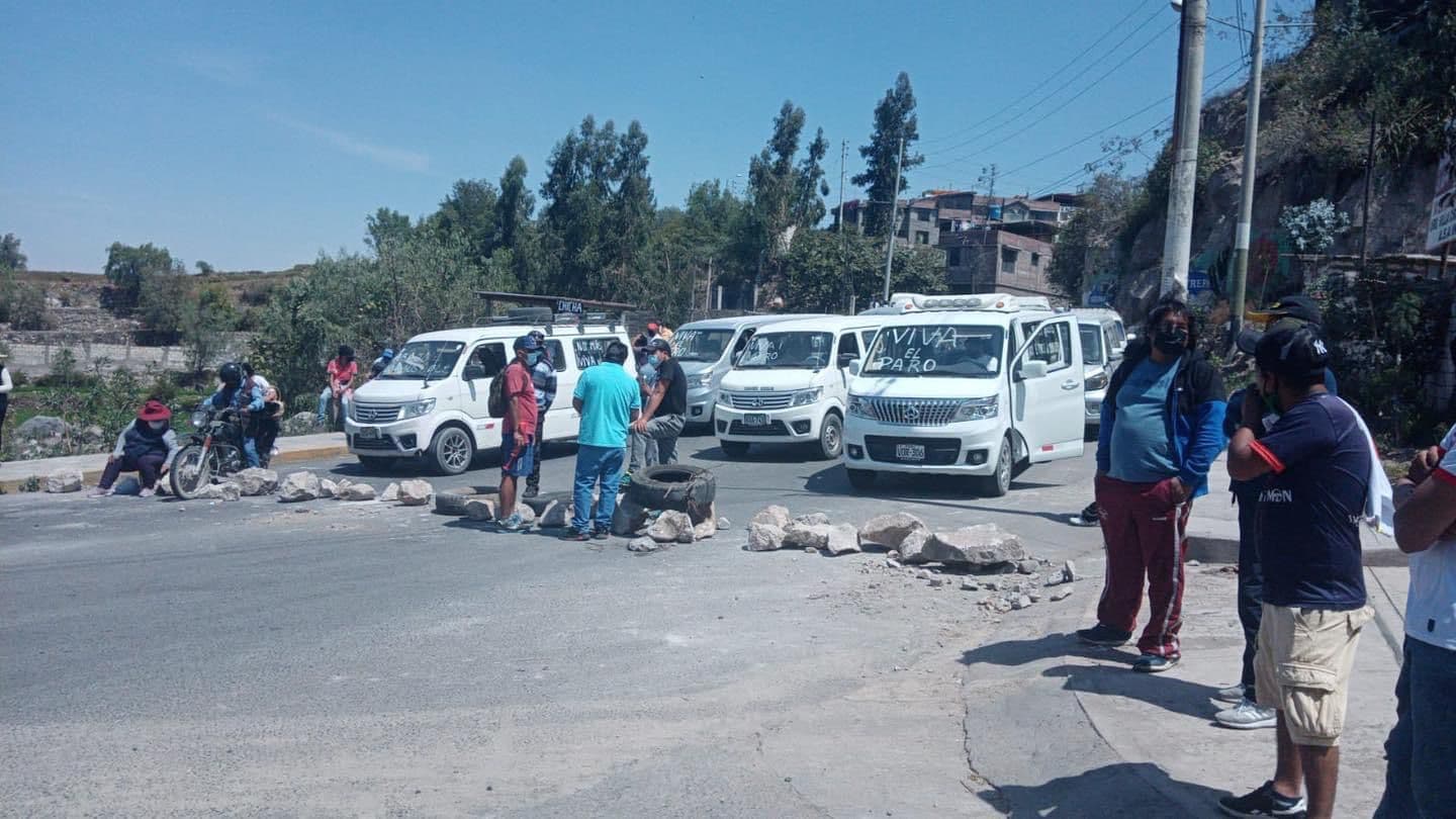 Gremios de transportistas evalúan realizar un paro indefinido