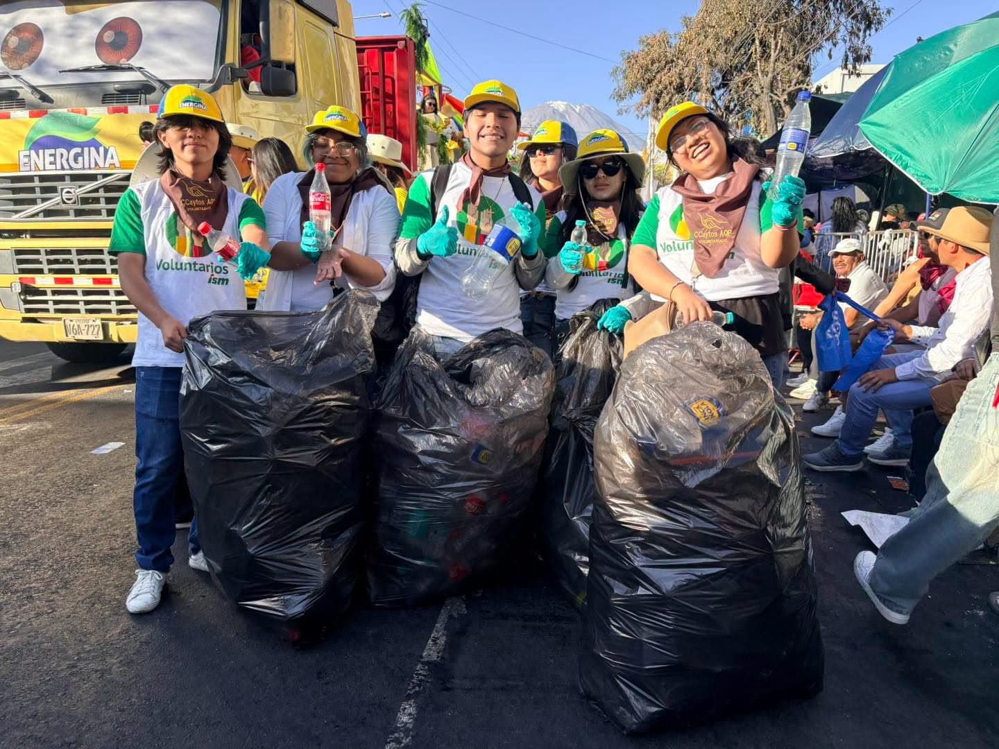 Voluntarios recolectaron botellas durante Corso de la Amistad 2026 en Arequipa